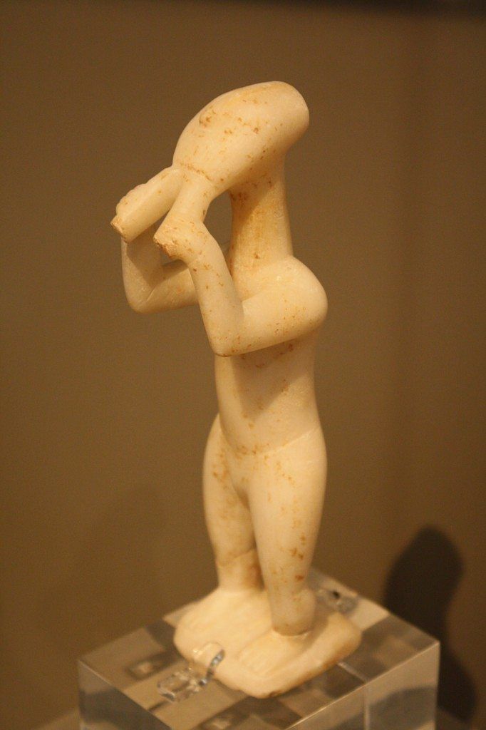Escultura en mármol de un intérprete de aulós. Encontrado en Keros, islas Cícladas, 2800-2300 AC. Foto tomada por Mark Cartwright en el Museo Arqueológico Nacional de Atenas.